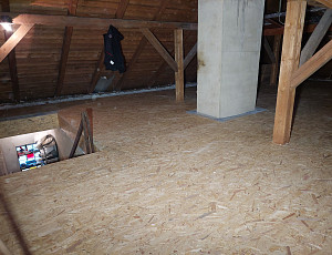 Zateplení stropu rodinného domu pomocí foukané izolace